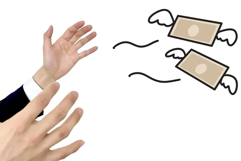 手元から離れていくお金