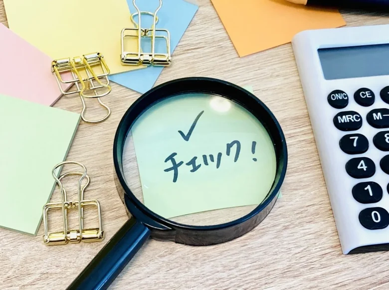 ルーペと「チェック！」と書かれたメモ
