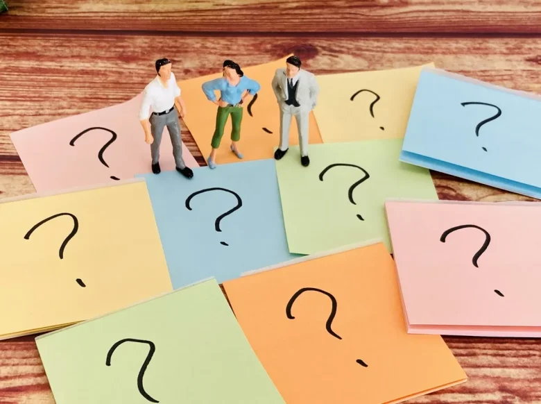 「？」が書かれた付箋
