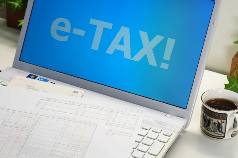 ノートPCの画面にe-TAX!の文字