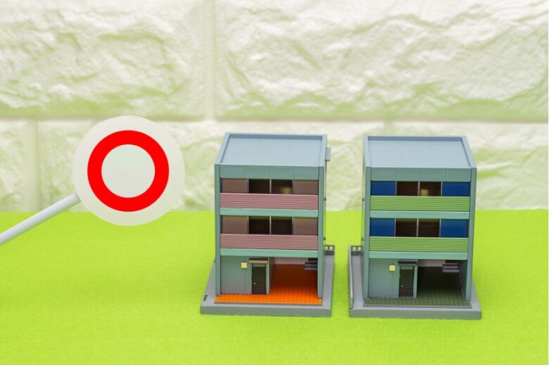 住宅の模型と〇印のプレート