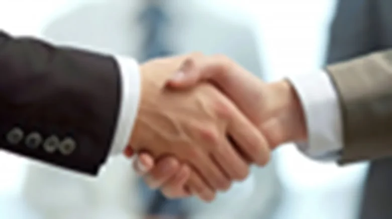 握手で合意するビジネスマン01