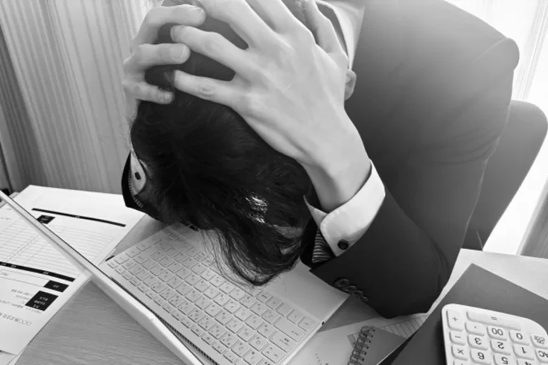 頭を抱えるビジネスマン（モノクロ）