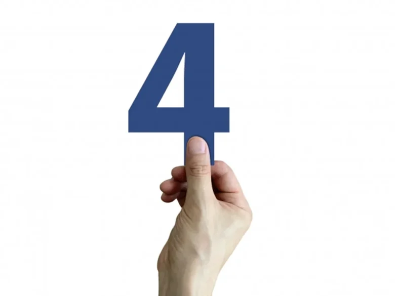手に持った数字４