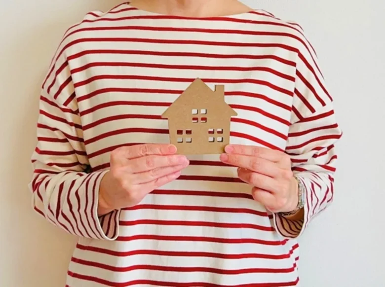 茶色い家の模様を持つボーダーの女性