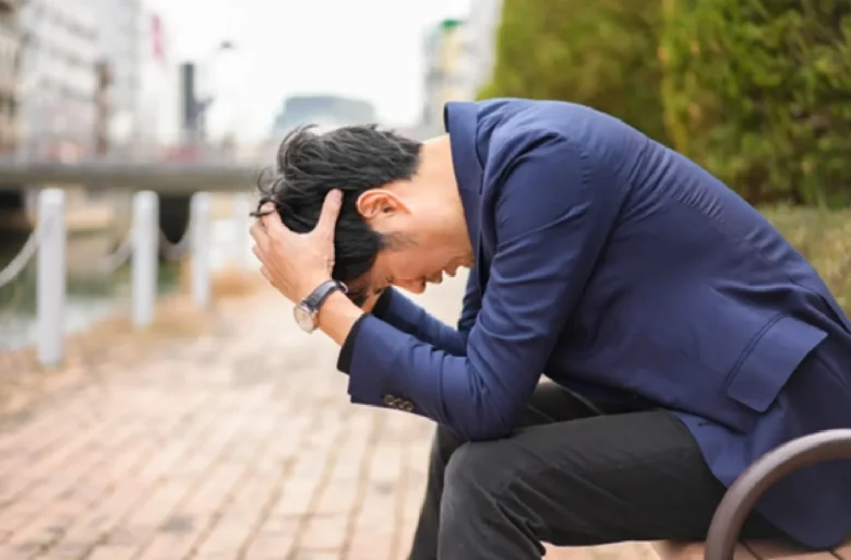 落ち込む男性