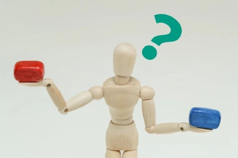 天秤にかけて比較する人（日社内中央配置・クリーム色背景）