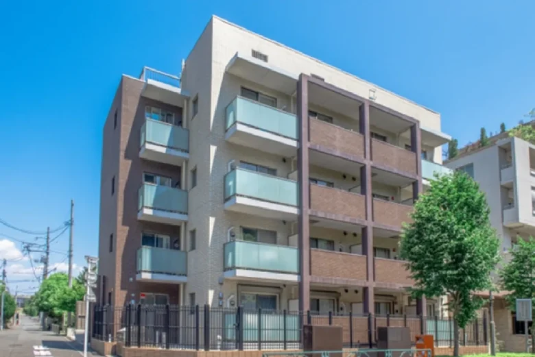 中層マンションと青空