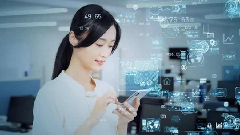 ソーシャルメディアを使う女性