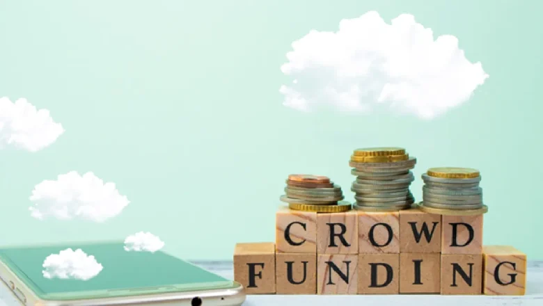 クラウドファンディングの文字と金貨