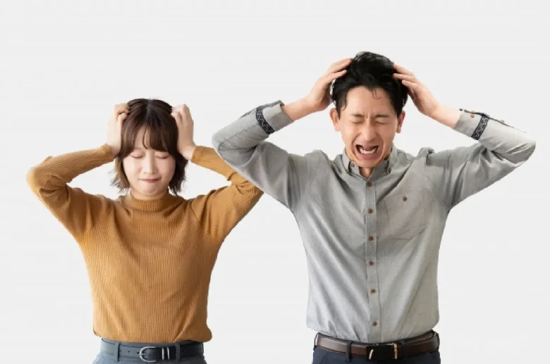 頭を抱える女性と男性