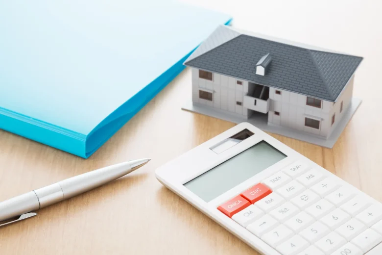 電卓とメモとペンと家