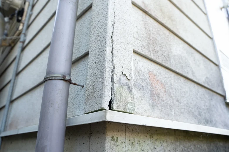 ひび割れした家の壁