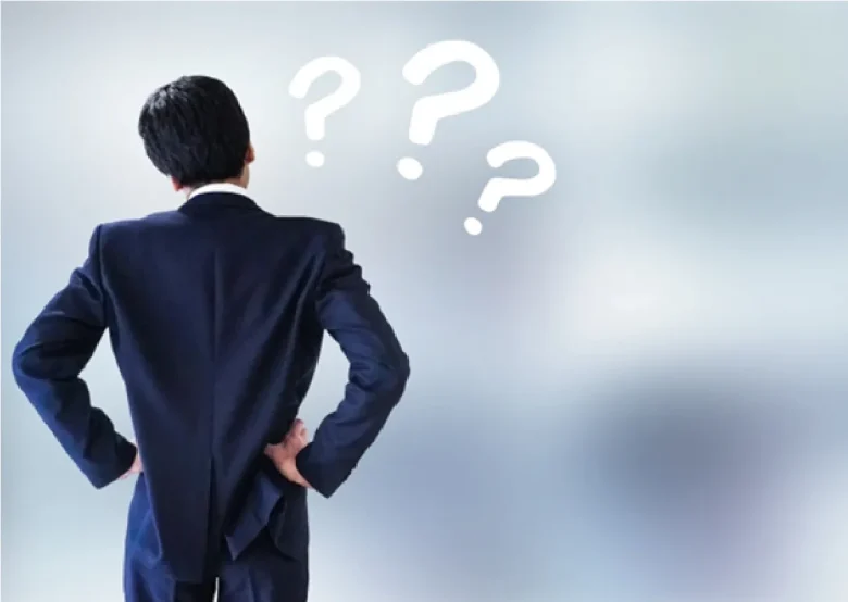 男性の後ろ姿と？マーク